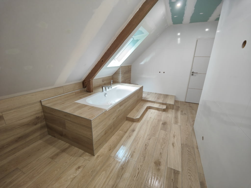 Baud Guénin Le Croisty salle de bain cléf en main baignoire marche wc suspendu Faïence 30x90 brillante pavilift cale autonivelante finition