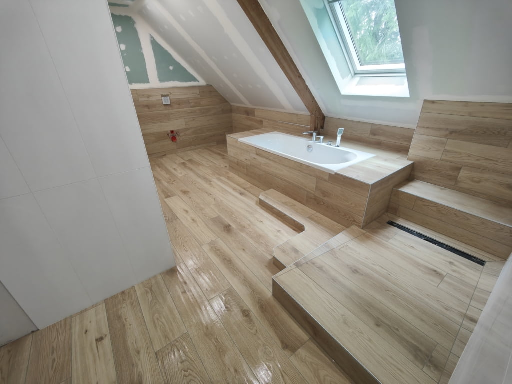 Baud Pluvigner Le Croisty salle de bain cléf en main baignoire marche wc suspendu Faïence 30x90 brillante pavilift cale autonivelante finition