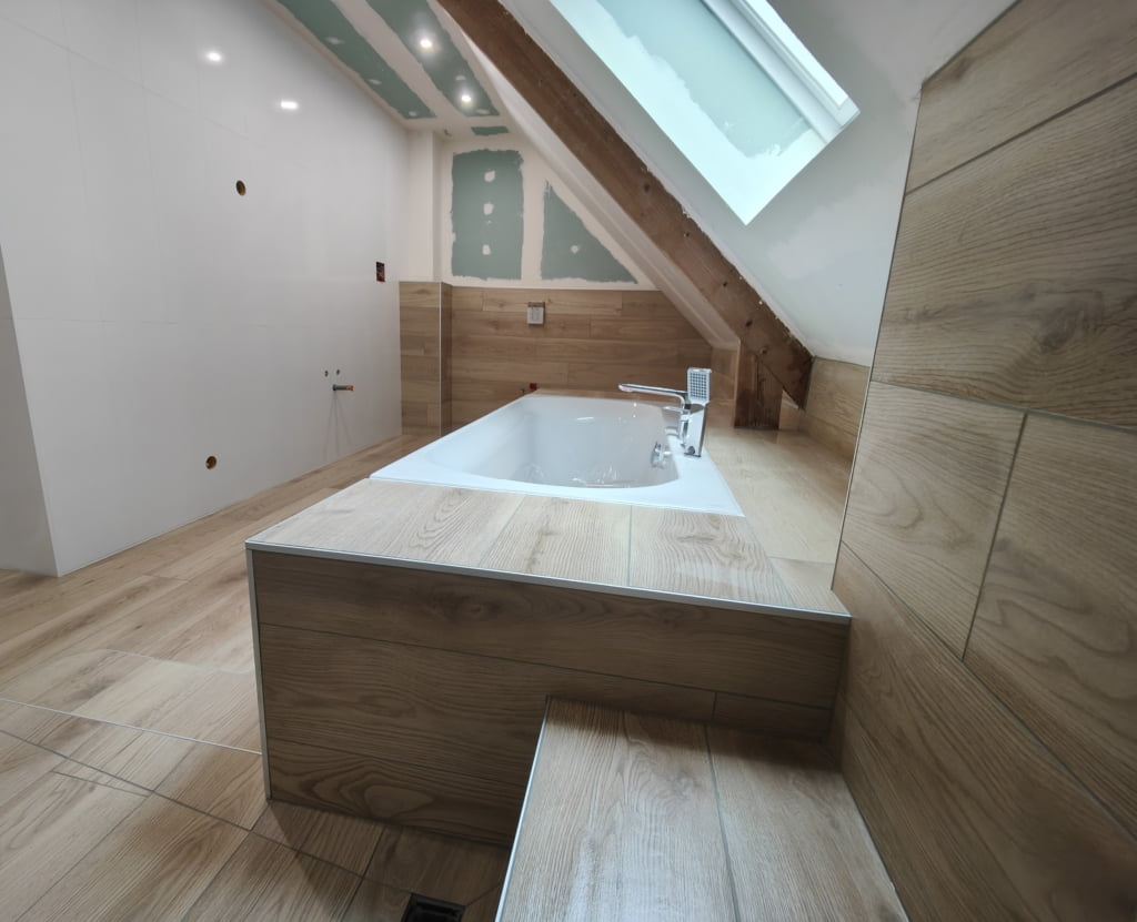 Baud Camors Guénin Pluméliau Pontivy Saint Barthélémy Languidic Chapelle-Neuve Hennebont Kervignac Inzinzac-Lochrist Bieuzy Quistinic Lorient Caudan Pluvigner Le Croisty salle de bain cléf en main baignoire marche wc suspendu Faïence 30x90 brillante pavilift cale autonivelante finition