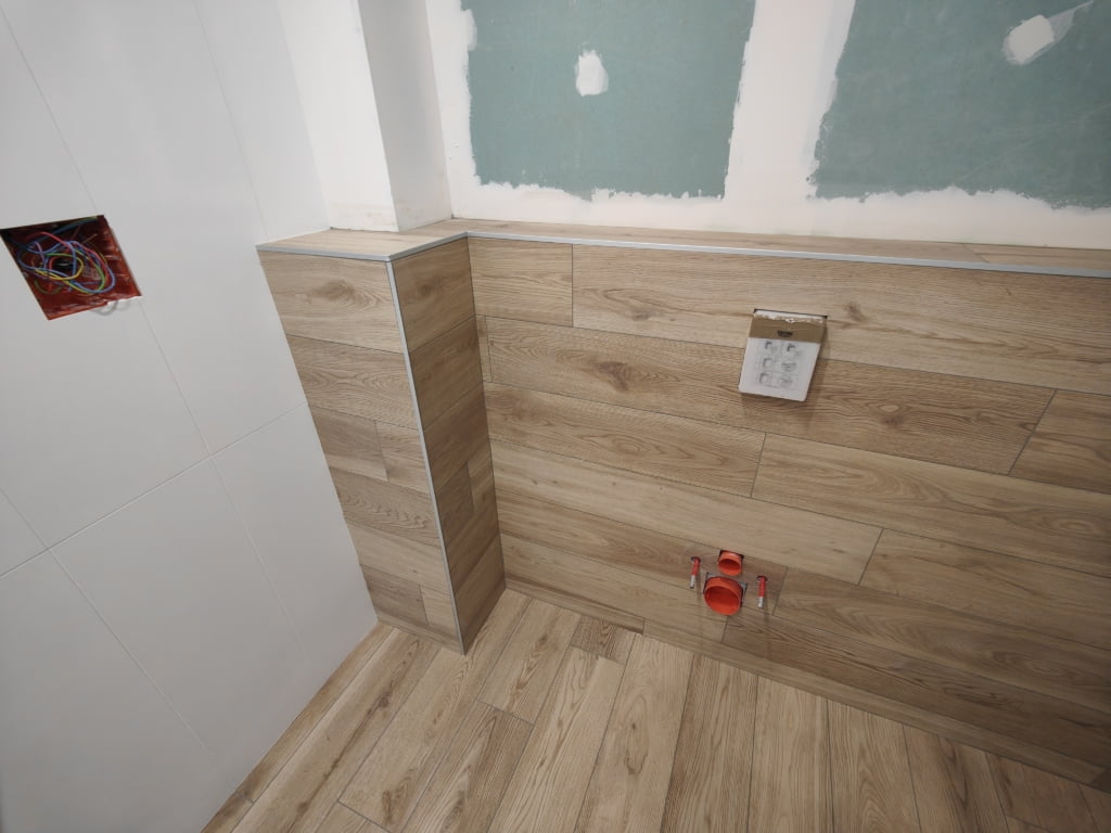 Baud Camors Guénin Pluméliau Pontivy Saint Barthélémy Languidic Chapelle-Neuve Hennebont Kervignac Inzinzac-Lochrist Bieuzy Quistinic Lorient Caudan Pluvigner Le Croisty salle de bain cléf en main baignoire marche wc suspendu Faïence 30x90 brillante pavilift cale autonivelante finition