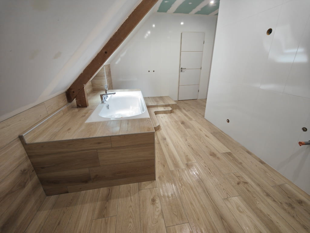 Baud Camors Guénin Pluméliau Pontivy Saint Barthélémy Languidic Chapelle-Neuve Hennebont Kervignac Inzinzac-Lochrist Bieuzy Quistinic Lorient Caudan Pluvigner Le Croisty salle de bain cléf en main baignoire marche wc suspendu Faïence 30x90 brillante pavilift cale autonivelante finition