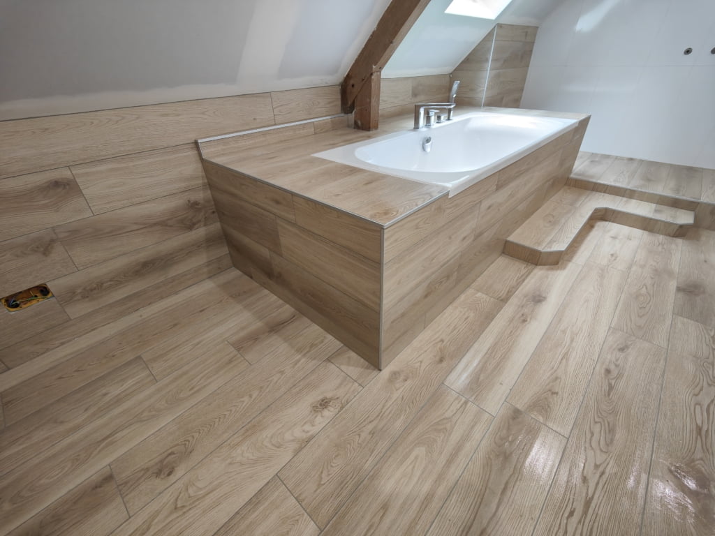 Baud Camors Guénin Pluméliau Pontivy Saint Barthélémy Languidic Chapelle-Neuve Hennebont Kervignac Inzinzac-Lochrist Bieuzy Quistinic Lorient Caudan Pluvigner Le Croisty salle de bain cléf en main baignoire marche wc suspendu Faïence 30x90 brillante pavilift cale autonivelante finition