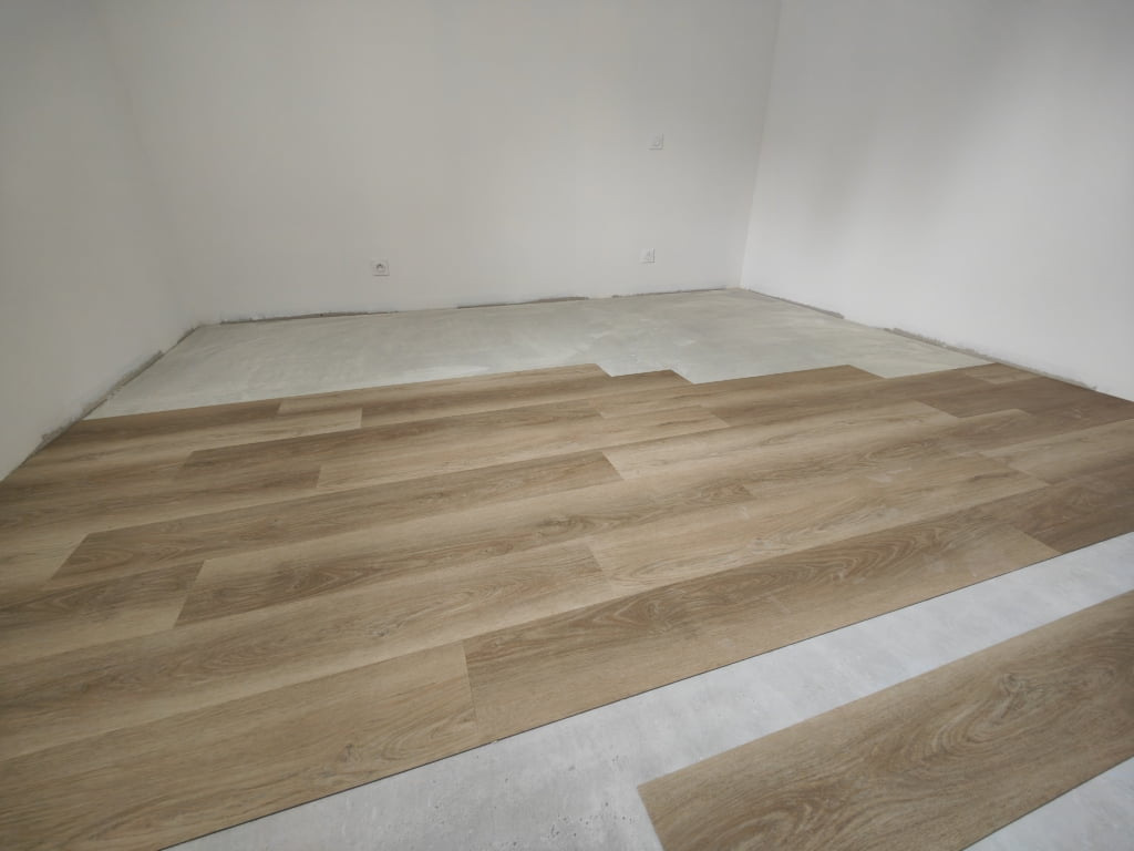 Chantier entièrement rénové Pose d'isolant thermique TMS chape liquide fluide ciment revêtement PVC souple collé imitation bois passage intensif plinthe médium