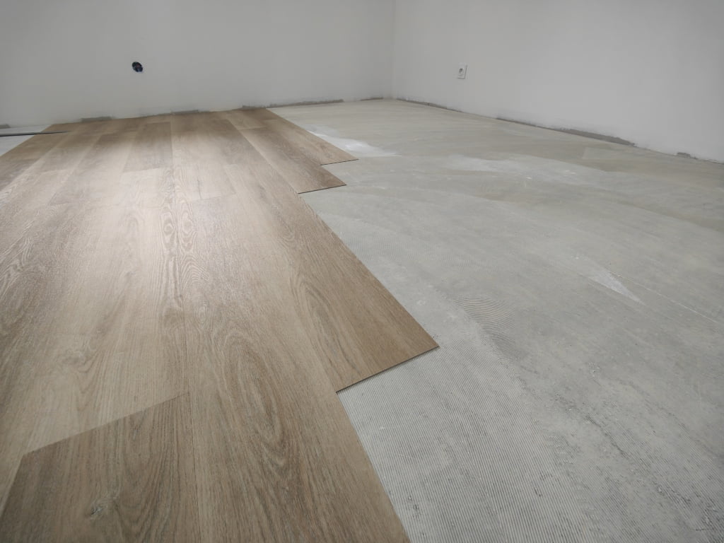 Chantier entièrement rénové Pose d'isolant thermique TMS chape liquide fluide ciment revêtement PVC souple collé imitation bois passage intensif plinthe médium