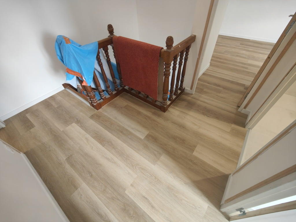 Chantier entièrement rénové Pose d'isolant thermique TMS chape liquide fluide ciment revêtement PVC souple collé imitation bois passage intensif plinthe médium