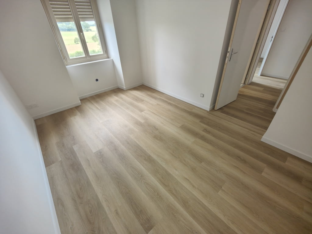 Chantier entièrement rénové Pose d'isolant thermique TMS chape liquide fluide ciment revêtement PVC souple collé imitation bois passage intensif plinthe médium