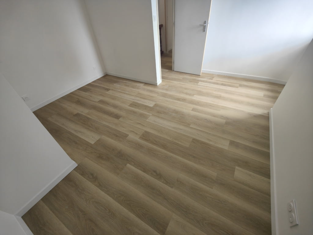 Chantier entièrement rénové Pose d'isolant thermique TMS chape liquide fluide ciment revêtement PVC souple collé imitation bois passage intensif plinthe médium