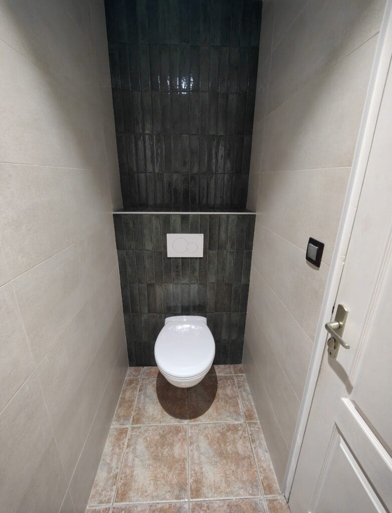 Pose d'un bâti suspendu Geberit - Habillage de bâti - Pose de faïence 30x90 et 6x25 - Pose de cuvette + abattant freiné et plaque de commande Geberit chantier clé en main