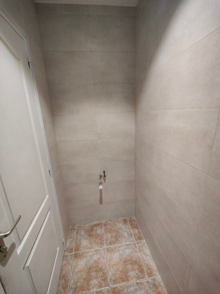 - Pose de cuvette + abattant freiné et plaque de commande Geberit chantier clé en main