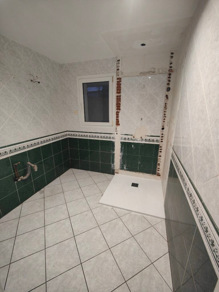 Rénovation salle d'eau marbre carrelage brillant avenue 40x120 60x60 rectifié profilé finition aluminium pose tablette d'angle inox Languidic