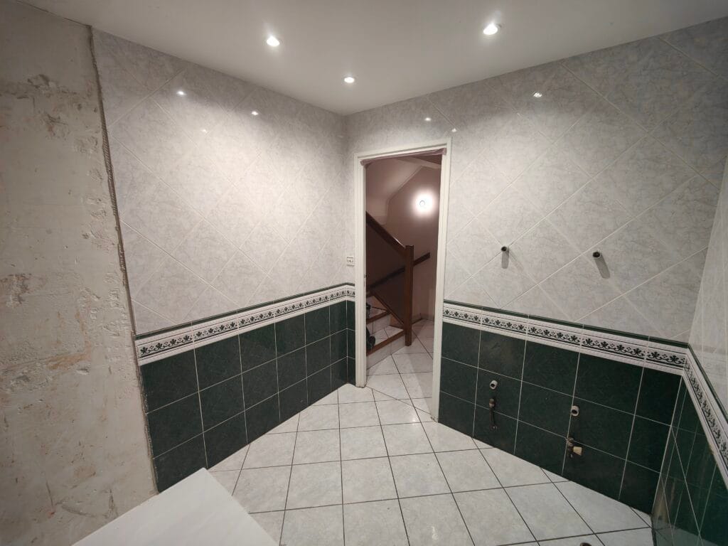 Rénovation salle d'eau marbre carrelage brillant avenue 40x120 60x60 rectifié profilé finition aluminium pose tablette d'angle inox Languidic