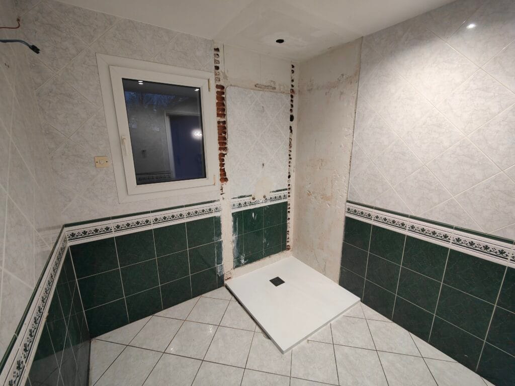 Rénovation salle d'eau marbre carrelage brillant avenue 40x120 60x60 rectifié profilé finition aluminium pose tablette d'angle inox Languidic