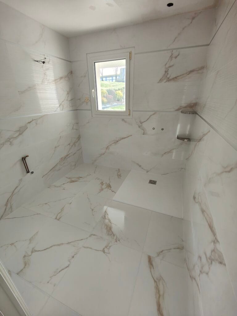 Rénovation salle d'eau marbre carrelage brillant avenue 40x120 60x60 rectifié profilé finition aluminium pose tablette d'angle inox Languidic