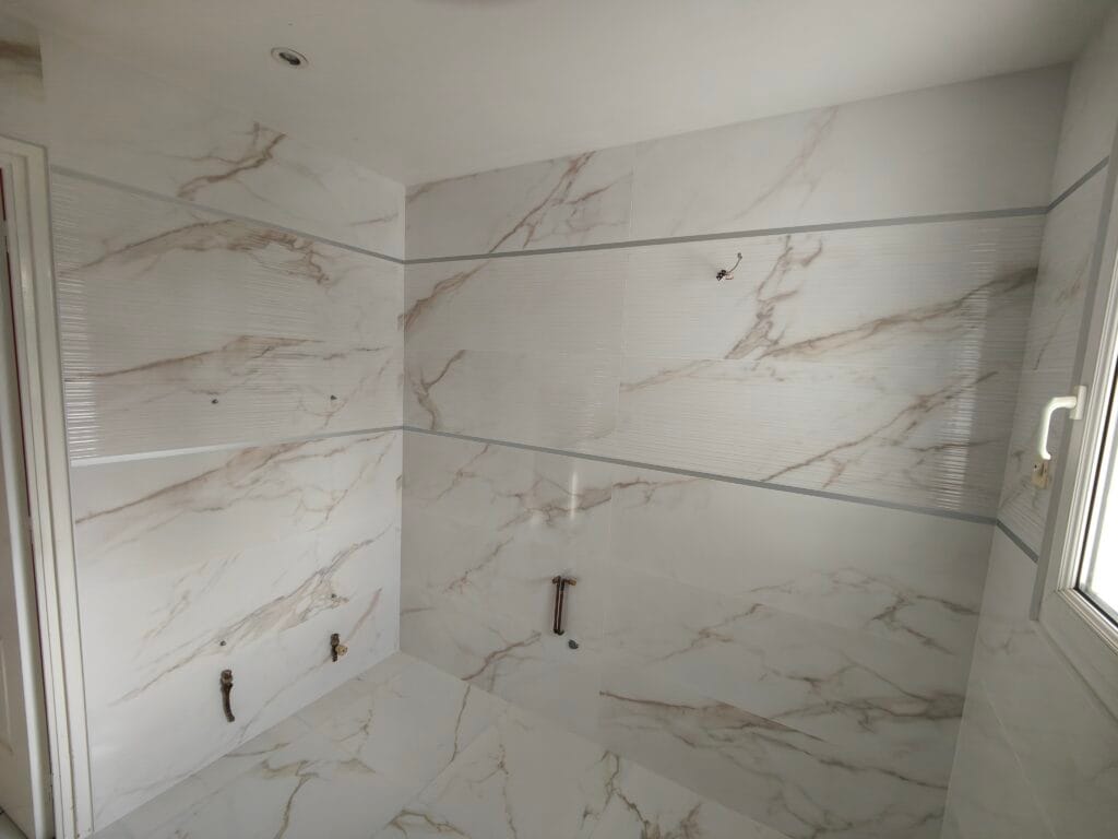 Rénovation salle d'eau marbre carrelage brillant avenue 40x120 60x60 rectifié profilé finition aluminium pose tablette d'angle inox Languidic