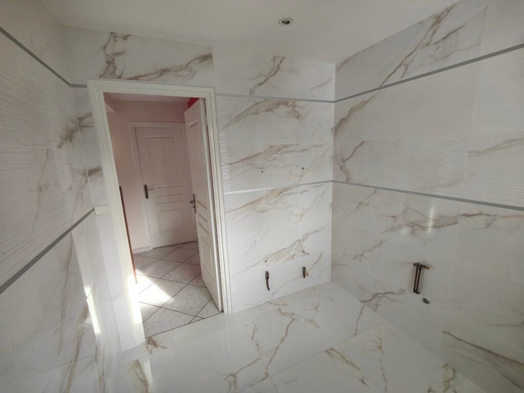 Rénovation salle d'eau marbre carrelage brillant avenue 40x120 60x60 rectifié profilé finition aluminium pose tablette d'angle inox Languidic