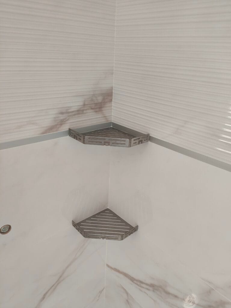 Rénovation salle d'eau marbre carrelage brillant avenue 40x120 60x60 rectifié profilé finition aluminium pose tablette d'angle inox Languidic