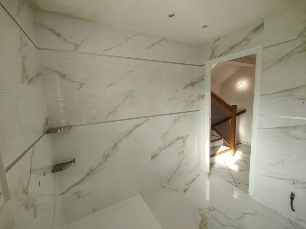 Rénovation salle d'eau marbre carrelage brillant avenue 40x120 60x60 rectifié profilé finition aluminium pose tablette d'angle inox Languidic