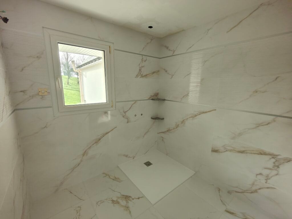 Rénovation salle d'eau marbre carrelage brillant avenue 40x120 60x60 rectifié profilé finition aluminium pose tablette d'angle inox Languidic