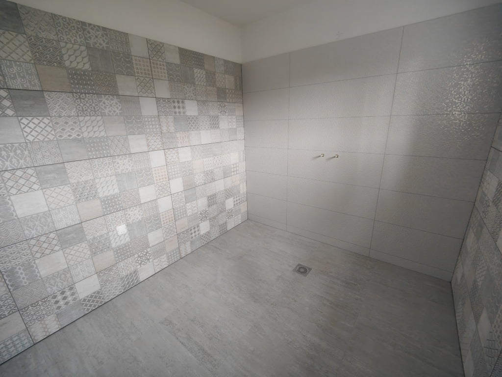 camors baud artipole mcs cab rénovation carrelage faïence maison couleur artisan salle d'eau bain création douche à l'italienne grand format chantier