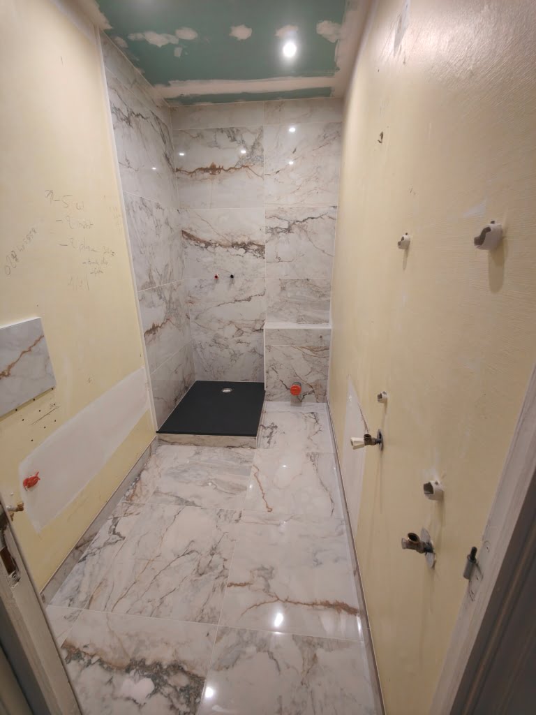 baud artipole mcs cab rénovation carrelage faïence maison couleur artisan salle d’eau bain création douche à l’italienne grand format chantier nostang hennebont kervignac camors locmiquélic lorient