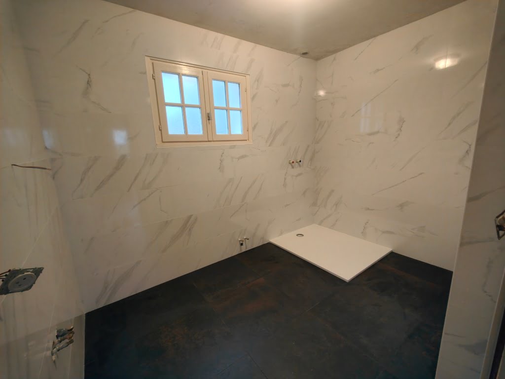 baud artipole mcs cab rénovation carrelage faïence maison couleur artisan salle d'eau bain création douche à l'italienne grand format chantier nostang hennebont kervignac