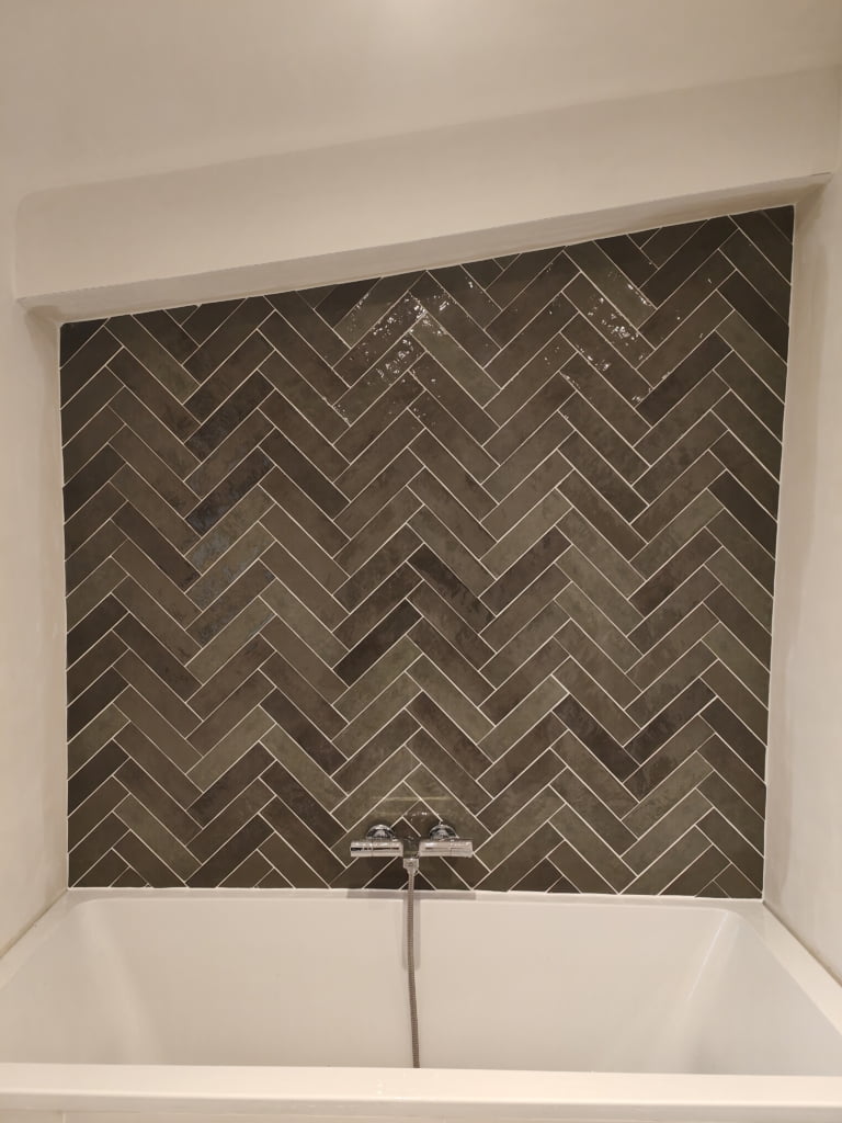 baud artipole mcs cab rénovation carrelage faïence maison couleur artisan salle d’eau bain création douche à l’italienne grand format chantier nostang hennebont kervignac camors chevron